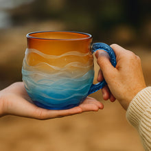 Lade das Bild in den Galerie-Viewer, Sonnenkuss – Handgemachte Tasse im Farbspiel des Sonnenuntergangs