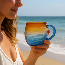 Lade das Bild in den Galerie-Viewer, Sonnenkuss – Handgemachte Tasse im Farbspiel des Sonnenuntergangs