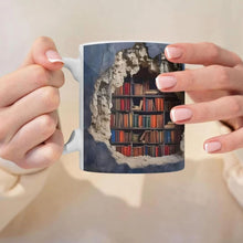 Lade das Bild in den Galerie-Viewer, Handgemachte 3D Bücherwelten-Tasse
