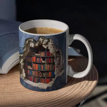Lade das Bild in den Galerie-Viewer, Handgemachte 3D Bücherwelten-Tasse
