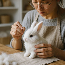 Lade das Bild in den Galerie-Viewer, HoppelHase – Lebensechter Kuschel-Hase, der Kinderaugen strahlen lässt
